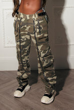 Load image into Gallery viewer, Women&#39;s Cargo Pants - Camo